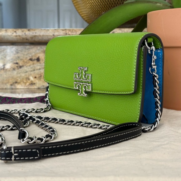 New Tory Burch BRITTEN COLOR BLOCK CHAIN WALLET W. WRISTLET WHEATGRASS - Picture 4 of 9